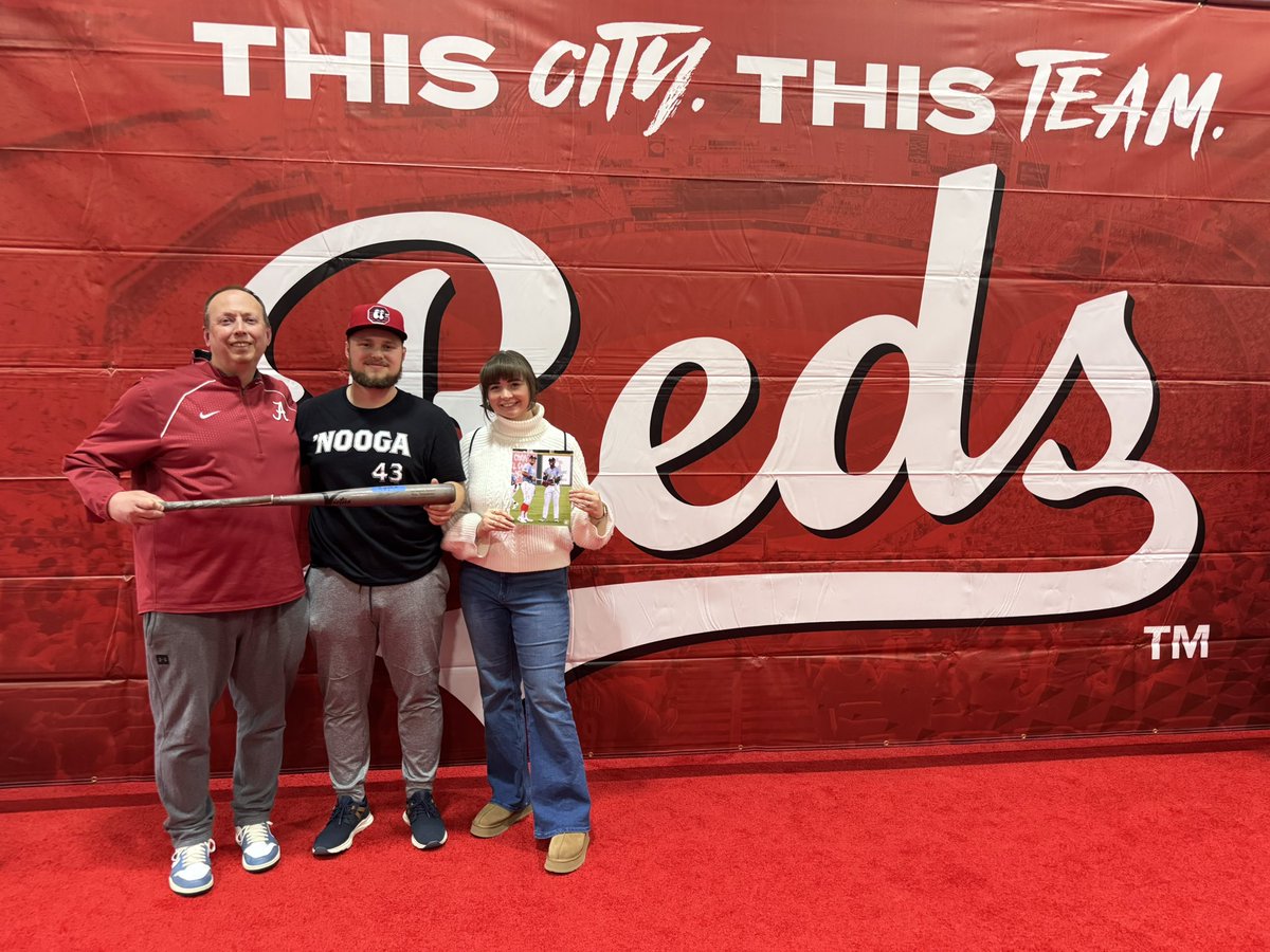 Blake_Rodgers4's tweet image. Made the 5 hour drive to Cincinnati early this morning with @jayrodgers29 and @itsaverylol to check out @Reds Fest and get @stewart_sal on a game used bat and @Cam_Collier16 on a picture! Played against both growing up and forever grateful for the interactions they’ve had with me