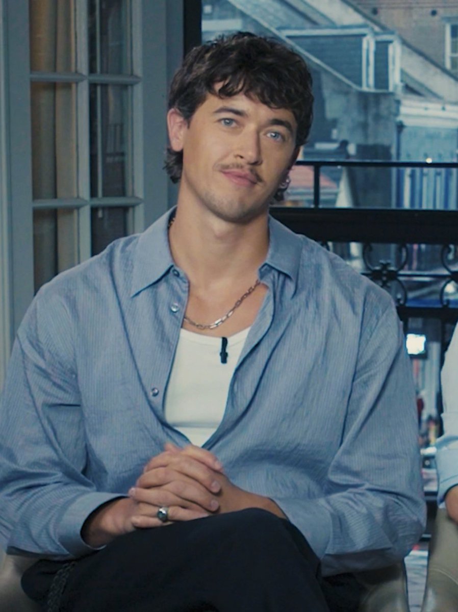 tomblvth's tweet photo. this man is SO fine https://t.co/RgvKBSzbck