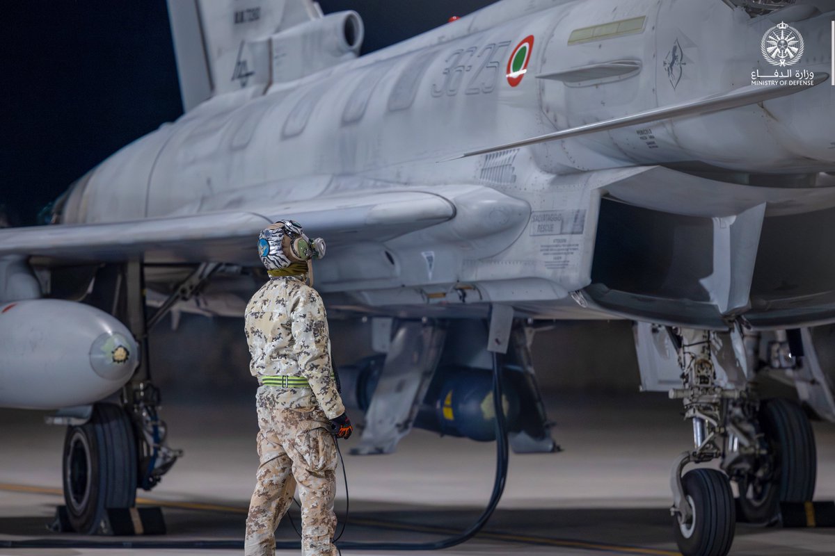 modgovksa's tweet image. اكتمال وصول القوات المشاركة في تمرين #رماح_النصر_2026، الذي يُنفَّذ في مركز الحرب الجوي بالقطاع الشرقي، بهدف تعزيز العلاقات العسكرية، وتبادل الخبرات، وتوحيد مفاهيم العمليات الجوية المشتركة.