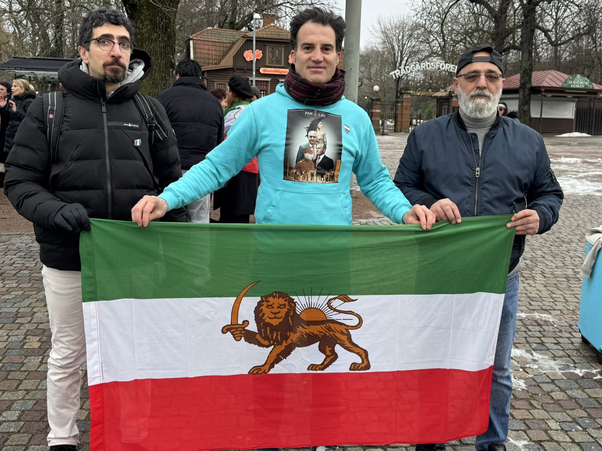 ServinPooryamin's tweet photo. به نام ایران، گردهمایی  بزرگ ایرانیان شهر گوتنبرگ - سوئد در حمایت از اعتراضات مردم ایران بر ضد جمهوری اسلامی حمایت کنیم. 
#مرگ_بر_جمهوری_اسلامی
#مردم_شریف_ایران  
#جاويد_رضا_شاه_دوم https://t.co/RbisWdQXra