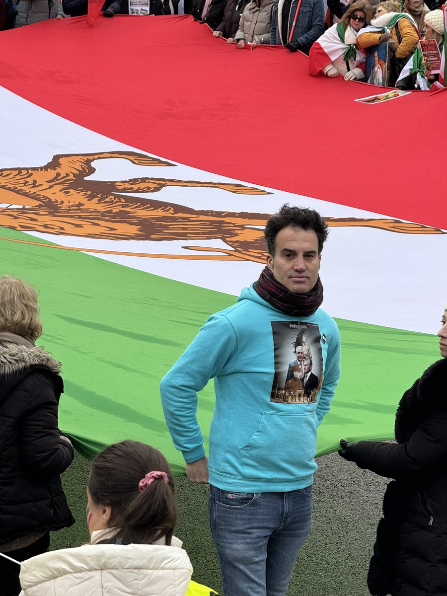 ServinPooryamin's tweet photo. به نام ایران، گردهمایی  بزرگ ایرانیان شهر گوتنبرگ - سوئد در حمایت از اعتراضات مردم ایران بر ضد جمهوری اسلامی حمایت کنیم. 
#مرگ_بر_جمهوری_اسلامی
#مردم_شریف_ایران  
#جاويد_رضا_شاه_دوم https://t.co/RbisWdQXra