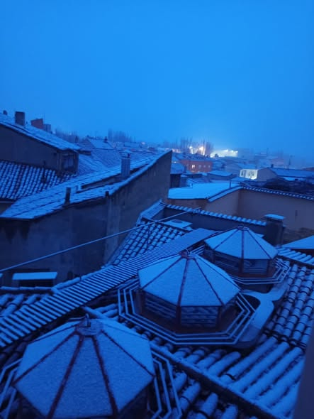 Mi ciudad, Medina de Rioseco (Valladolid), desde mi casa ahora mismo. Y esta solo empezando. Alerta amarilla en toda la provincia. 17-1-2026. 19.15. 0ºC.
