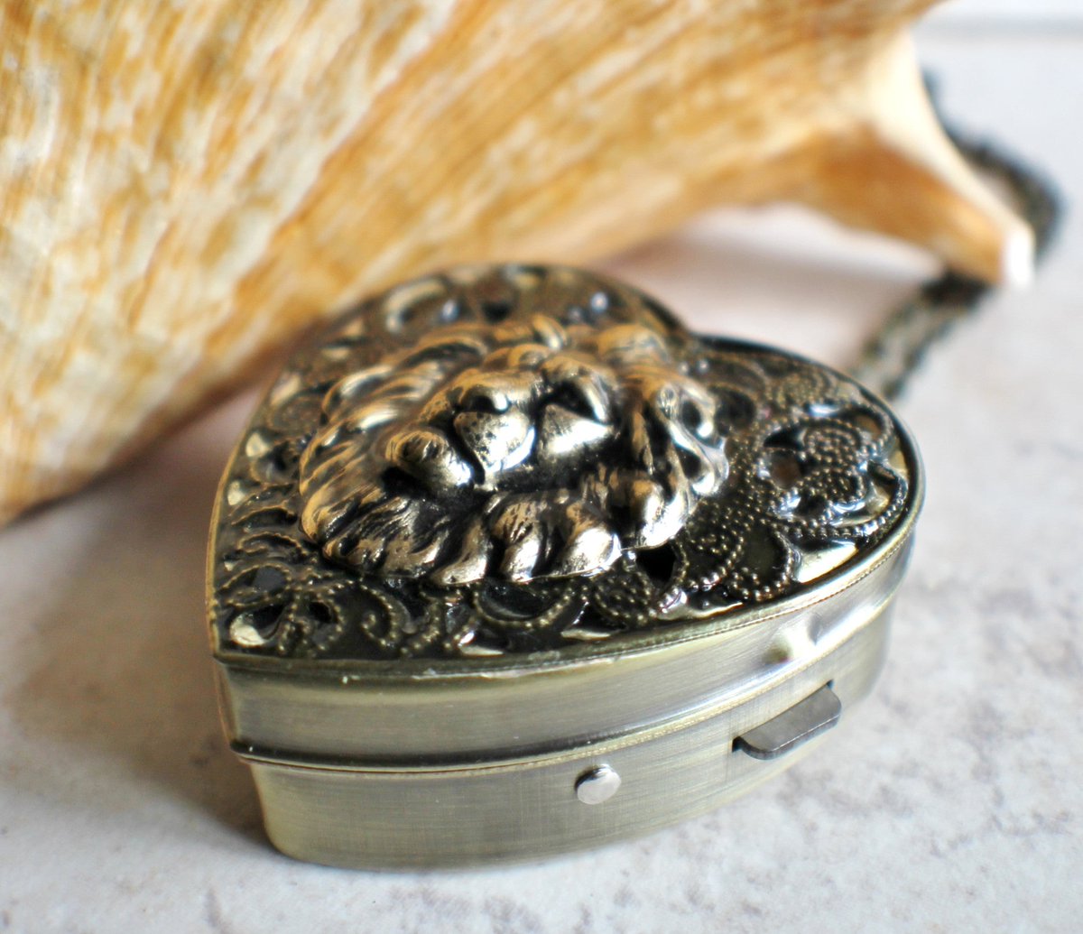 charsfavorite's tweet photo. Unlock a melody of love with our Heart-Shaped Lion Music Box Locket in bronze for just $100. A cherished gift awaits! #HandcraftedTreasures #UniqueJewelry

Shop Now https://t.co/evmSNKelIr https://t.co/nqBKBmsNWp
