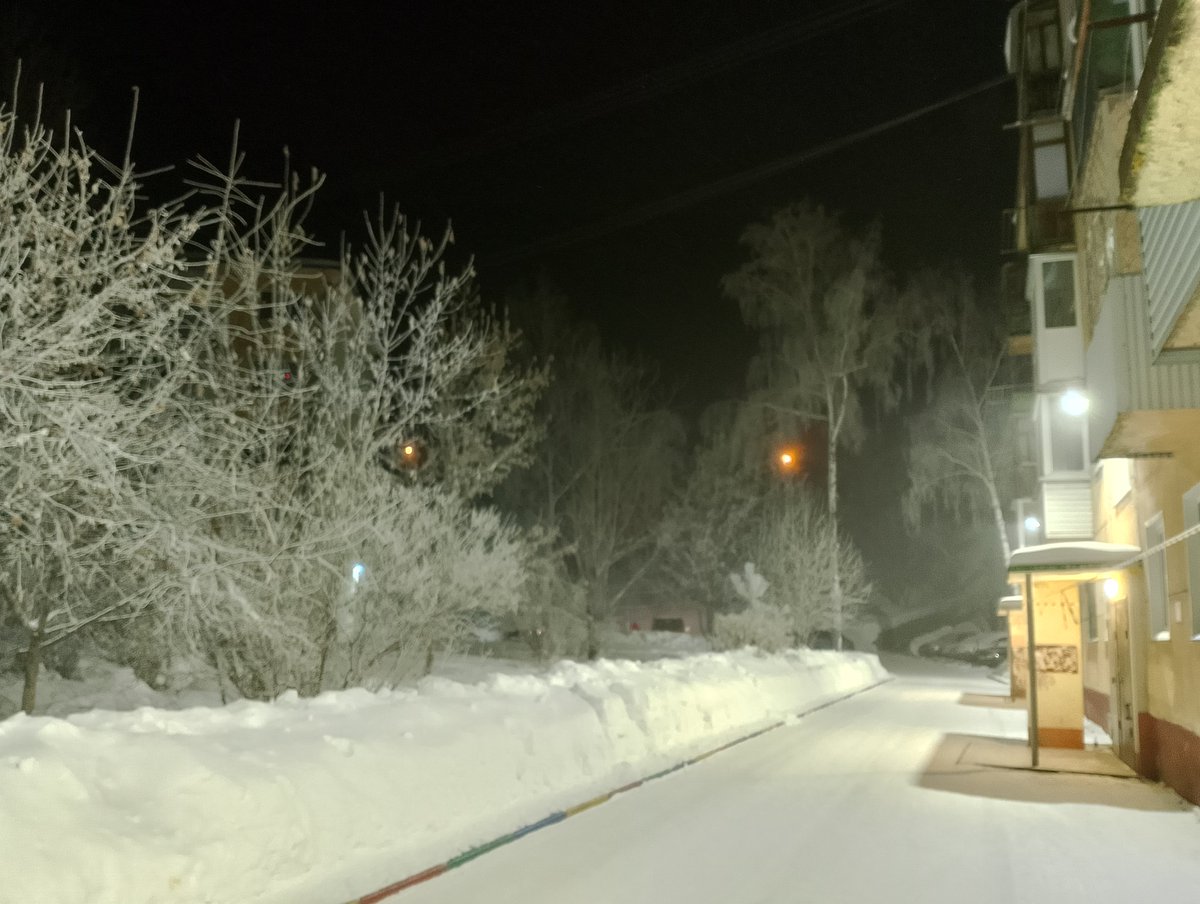 RedWhiteOctober's tweet image. Ребят, это всего лишь двор хруща при -35, ничего тревожного в этих фото нет