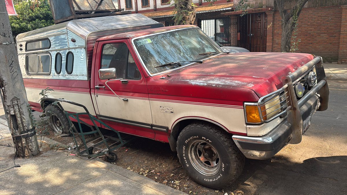 charles3112's tweet photo. @UCS_GCDMX camioneta abandonada en Trípoli 1021. General Anaya, Benito Juárez Llena de cosas y animales. Foto de hoy y de hace un año en Google. https://t.co/kxtLdCCRYx