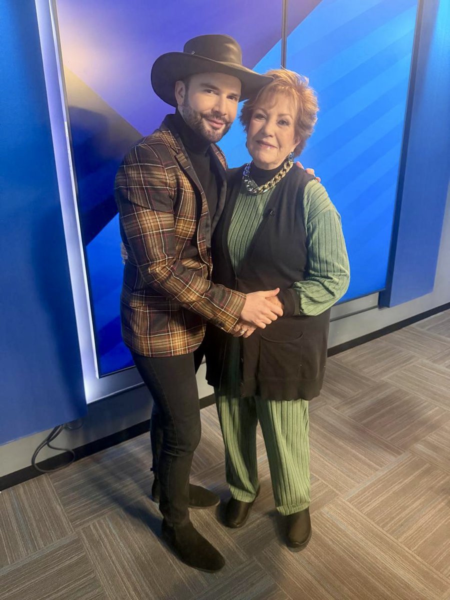 Desde el programa <a href="/todoparalamujer/">armando</a> por <a href="/teleformula/">teleformula</a> con: <a href="/maxwoodside/">Maxine Woodside</a> <a href="/max_tpmoficial/">Maxine TODO PARA LA MUJER</a> &amp; <a href="/ERNESTOBUITRON/">ERNESTO BUITRON NEWS </a> anunciando el gran estreno de  Ni tú ni yo el musical 23 y 24 de enero en el Teatro a metropolitan de la CDMX. youtu.be/K-ajvrtXXsw?si…
#Santaella #Elconsentido #JuanGabriel