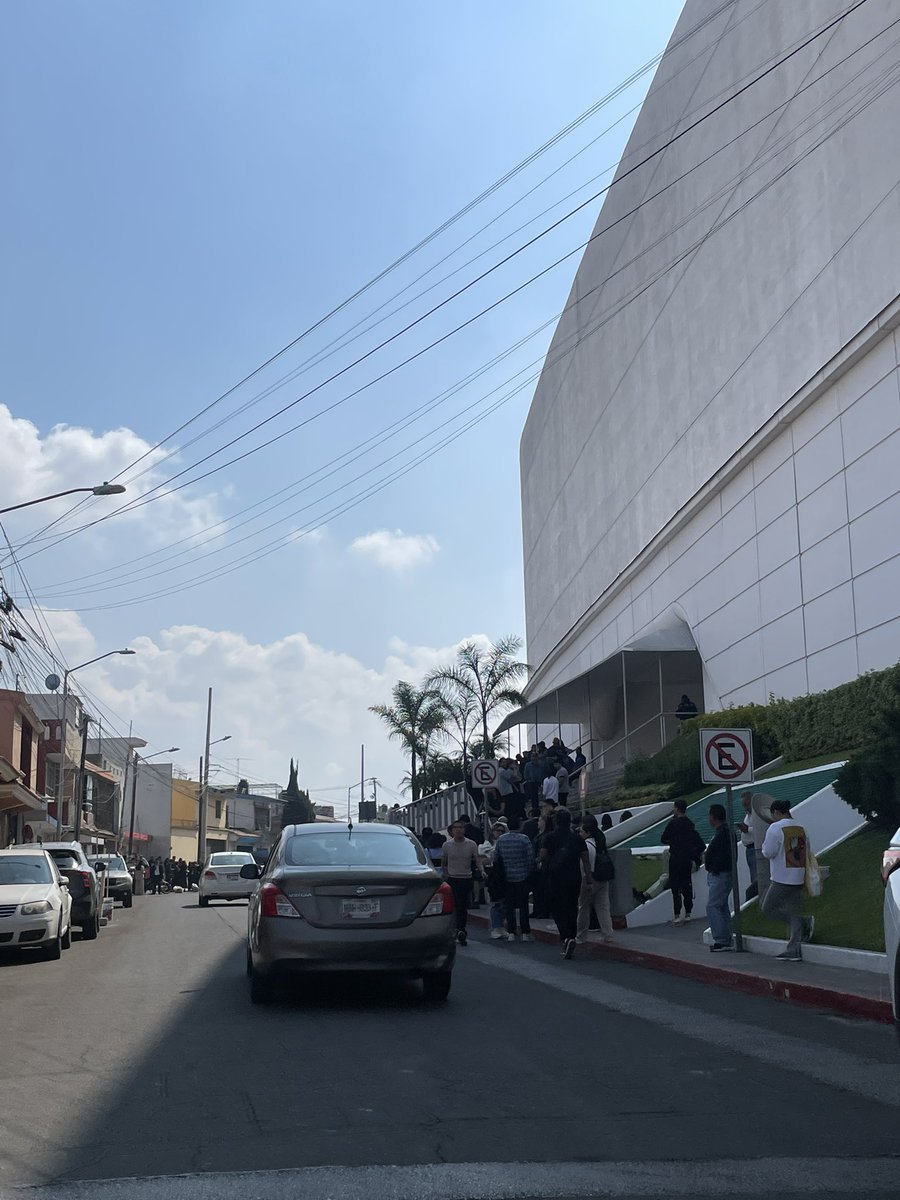 En estos momentos están desalojando galerías Serdán por un código verde, sabrán que está pasando? <a href="/laredcincoradio/">Cinco Radio Oficial</a> <a href="/carlosmartinh/">Carlos Martin Huerta</a>