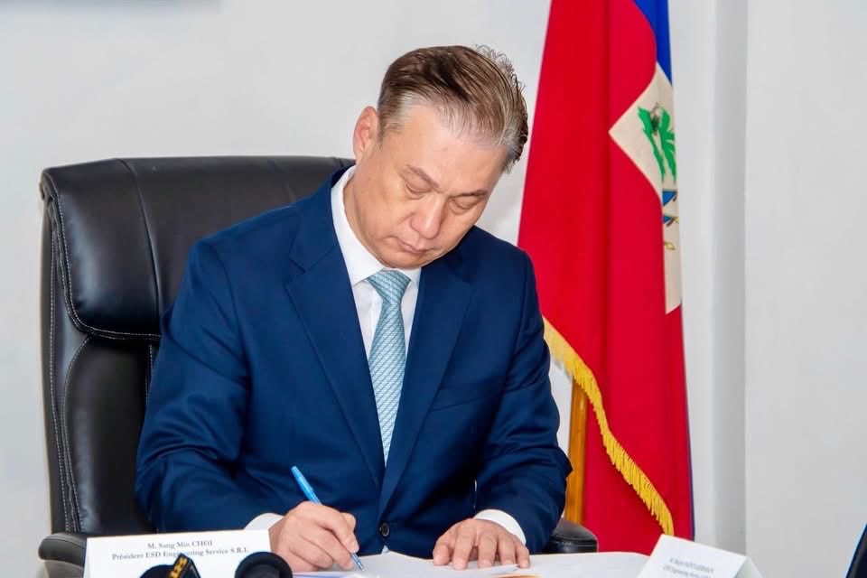 aprollect's tweet image. aprollecthaiti.blogspot.com/2026/01/jacmel…

⚡️ Signature du contrat pour la centrale solaire de Jacmel (4 MW). Un projet pilier de la transition énergétique en Haïti, de la vision de Jovenel Moïse à la signature du gouvernement de transition. 🇭🇹☀️ #Jacmel #Haïti #Énergie