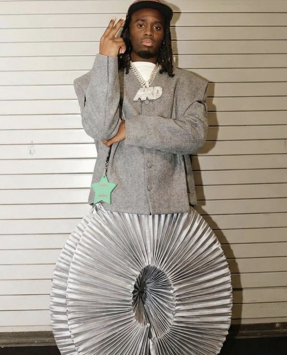 CutnPaid's tweet image. Kai Cenat shows his first clothing look from his brand “Vivet” after quitting streaming 😲👀

Thoughts?