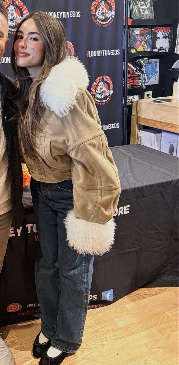 this is such a cute fit right down to the Chanel ballet flats