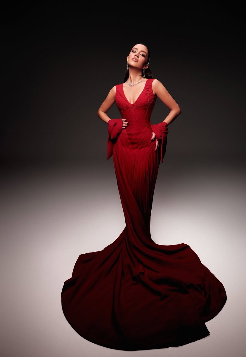 Vogue_Fashion0's tweet photo. واحدة من أجمل الإطلالات
إطلالة الممثلة ستيفاني عطالله
في حفل Joy Awards
فستان ستيفاني من توقيع
المصمم اللبناني جورج حبيقة
قصة الفستان وكيف أبرز خصر ستيفاني
كذلك إضافة المجوهرات اللي كمّلت اللوك
ملاحظتي فقط على الشعر لو كان بتسريحة أخرى❤️
#JoyAwards26 https://t.co/dO1Nj5cT7M