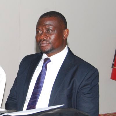 godbless_lema's tweet image. George Mahigu Seni, Mkurugenzi wa Fedha na Utawala (Director of Finance and Administration) NIDA, alikamatwa na Polisi tarehe 15 Desemba 2025 akiwa Arusha kikazi, na kusafirishwa Dodoma kwa mahojiano. Baada ya tukio hili, kuhojiwa sasa ameambiwa na mkuu wake wa kazi asiende…