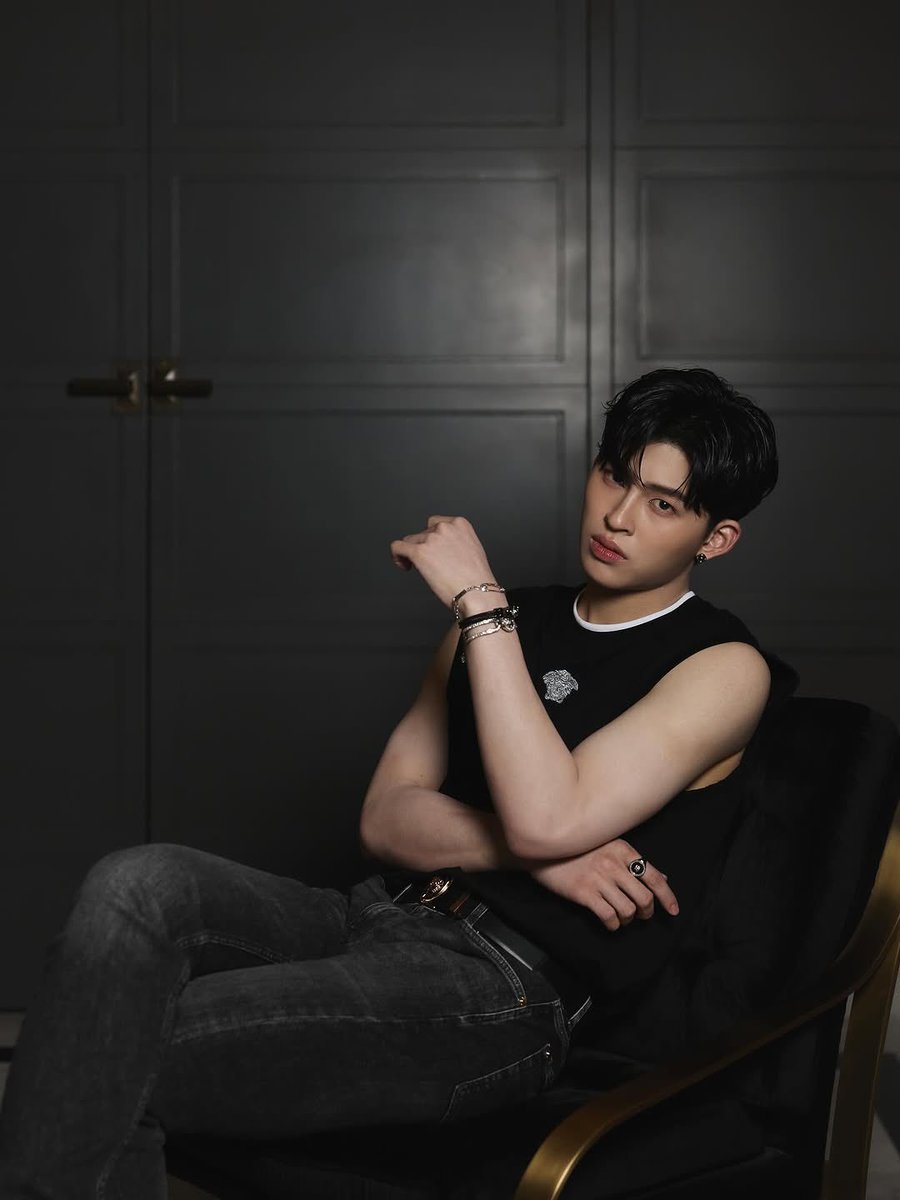 ppnaravit_home's tweet image. 👉🏻ขออนุญาตพักชมสิ่งที่น่าสนใจซักครู่ 👈🏻

หากคนดื้อท่านใดผ่านมาเห็นโพสต์นี้บุคคลคนนี้มีนามว่าปอนด์ ณราวิชญ์ เลิศรัตน์โกสุมภ์ หรือที่ใคร หลาย ๆ คนรู้จักในนาม คุณธีร์ เจ้าของ อาเซนี่ ผู้ถูกเลี้ยงดูและโตมากับละคร เค้าคนนี้ในชีวิตจริง มีความสามารถหลากหลาย ไม่ว่าจะเป็น แสดง ร้อง เต้น…