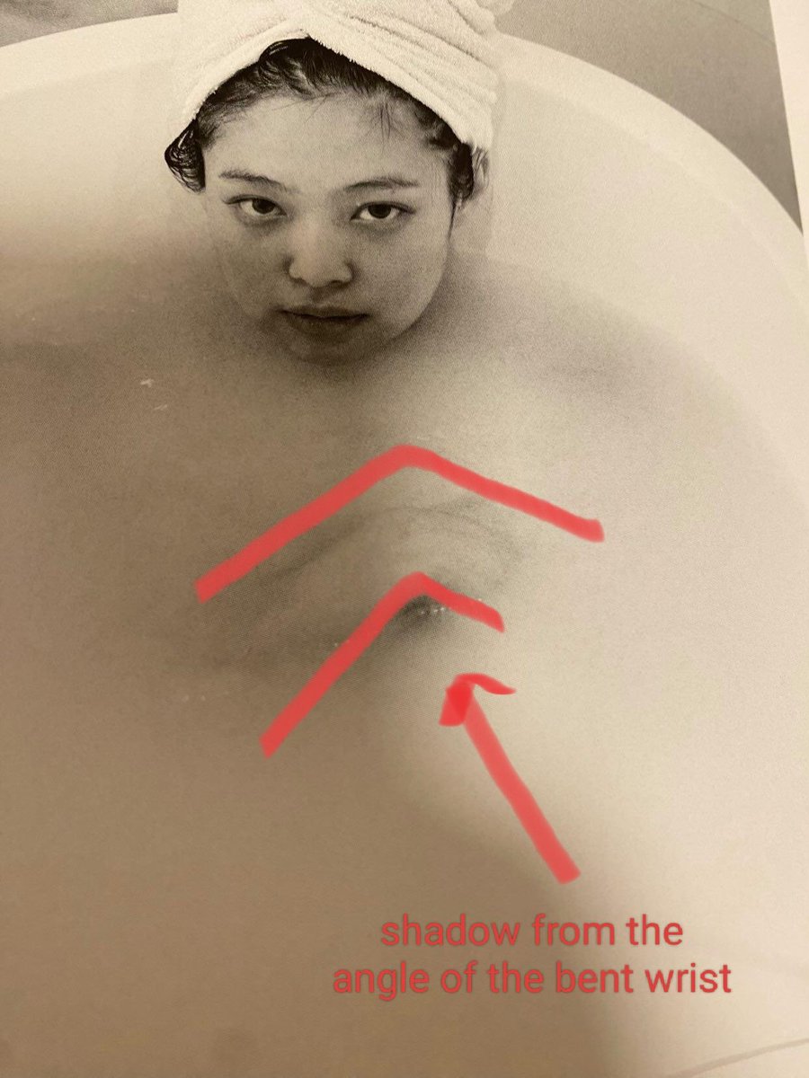 GENIUS9N's tweet image. 1. it’s her hand, stop being p0rn addict. 

2. Tickets were just $6, with all proceeds donated, she turned her birthday event a major K-pop tradition into a way to help those in need. we need more “attention-seeking” idols like her.