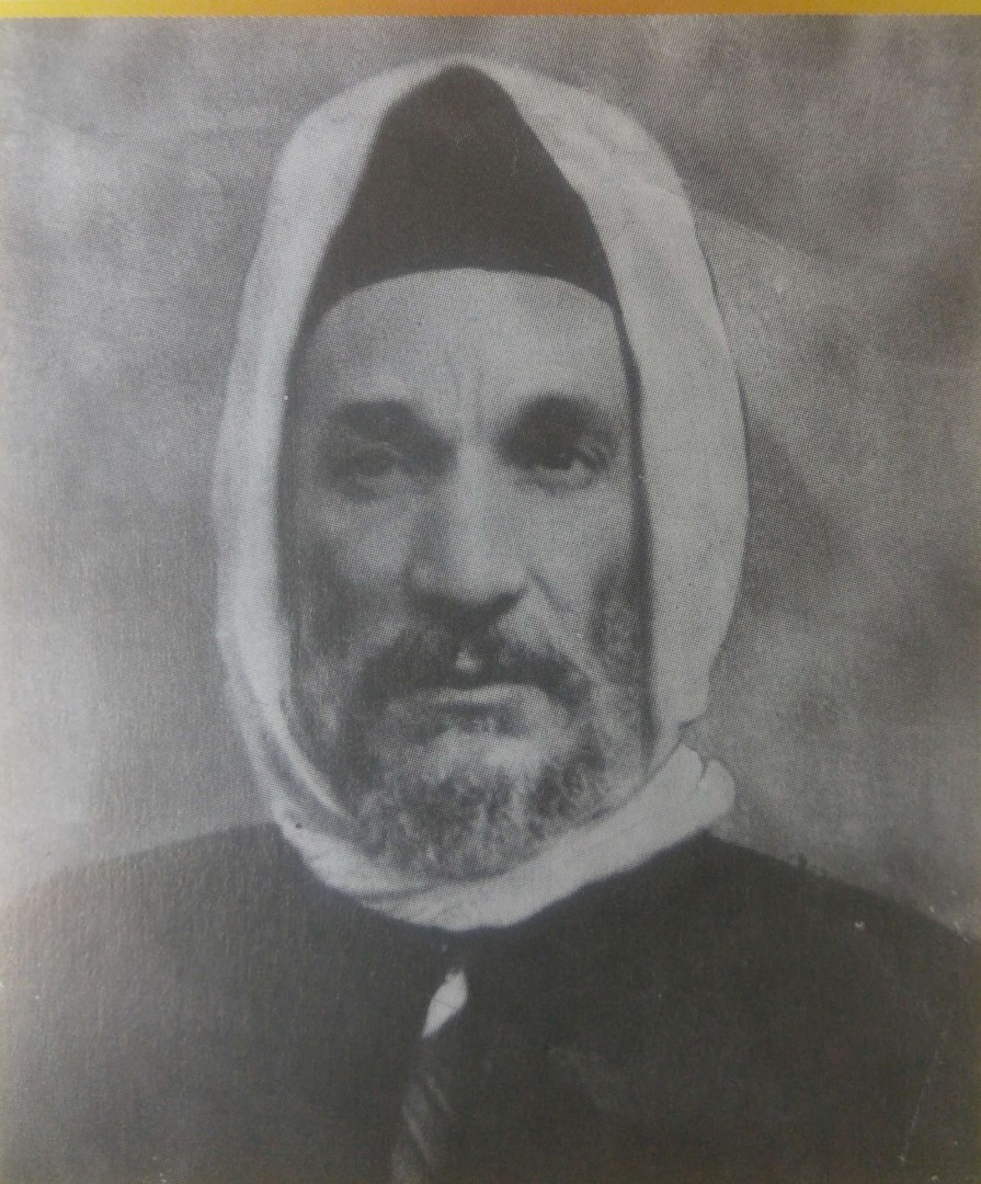 Baba Salé.
C'est sur le surnom de Rabbi Israël Abi’hssira.
Un nom qui traverse toutes les frontières du judaïsme.
(jingle)
Il naît le 26 septembre 1889, le jour de Roch Hachana, à Rissani, dans le Tafilalèt marocain.
Dès le premier jour, une vie placée sous le signe de la