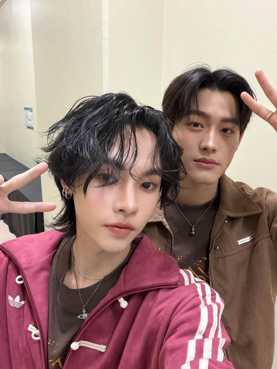 napgg_'s tweet image. เริ่อมคอน ในคอนก็ยังใส่เสื้อคลุมตัวเองอยู่ แต่ทำไมตอนกลับออกจากคอนถึงสลับเสื้อกันคะ official วันแรกก็เริ่มเบยหย๋อออออ🐻🐼

#CopperFifa
#copperphuriwat #fifa_th