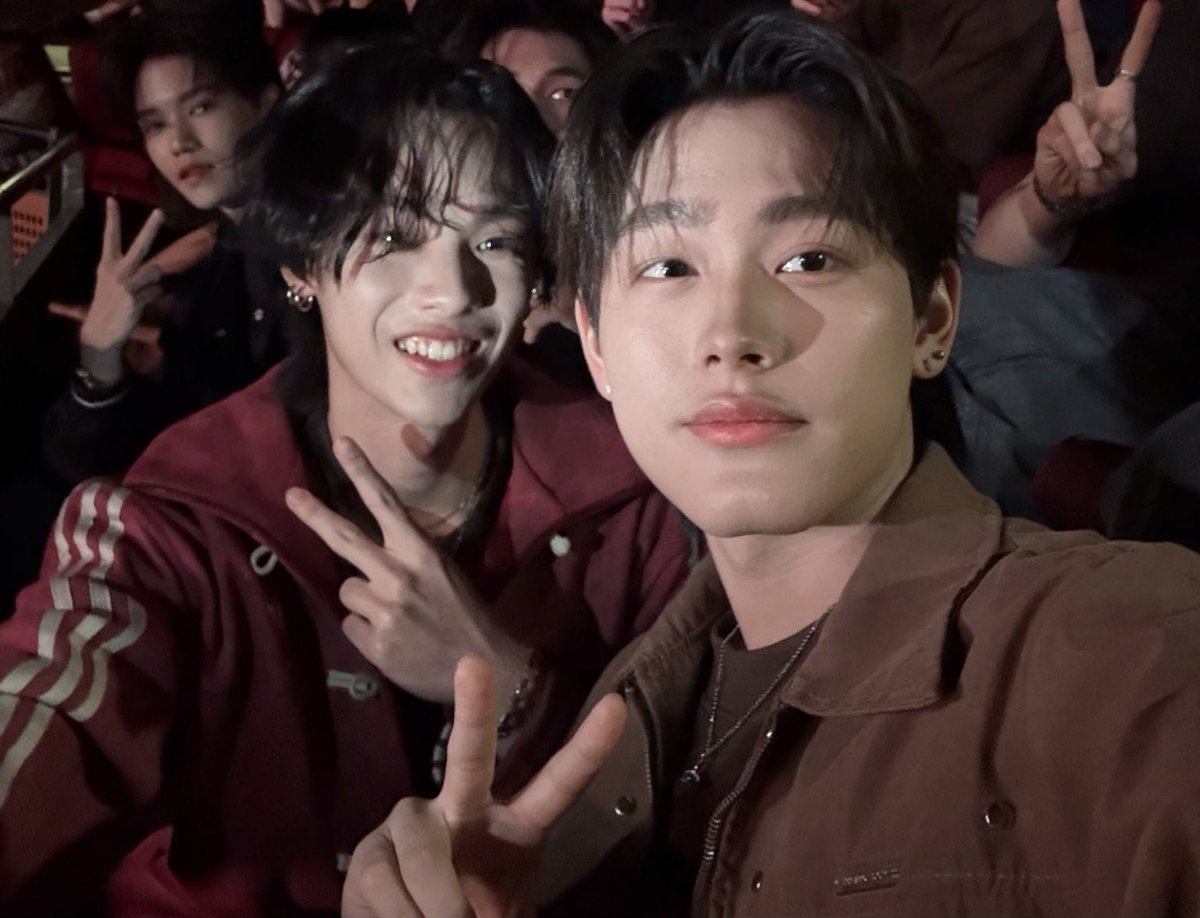 napgg_'s tweet image. เริ่อมคอน ในคอนก็ยังใส่เสื้อคลุมตัวเองอยู่ แต่ทำไมตอนกลับออกจากคอนถึงสลับเสื้อกันคะ official วันแรกก็เริ่มเบยหย๋อออออ🐻🐼

#CopperFifa
#copperphuriwat #fifa_th