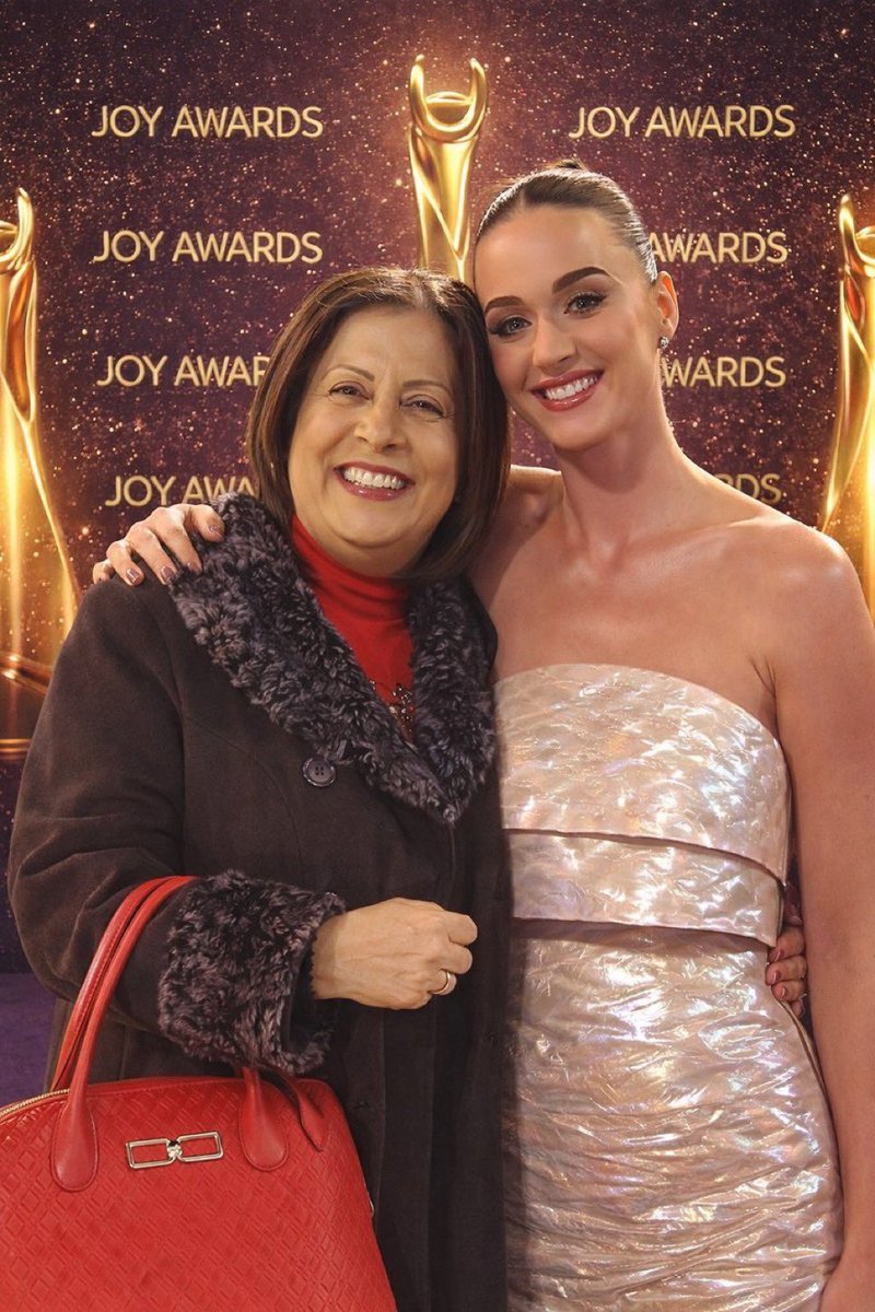 IPRMA1A's tweet photo. كاتي بيري ولطيفة المجرن 😭؟؟؟ 
احلام العصر #JoyAwards https://t.co/uaVxT3LWhK