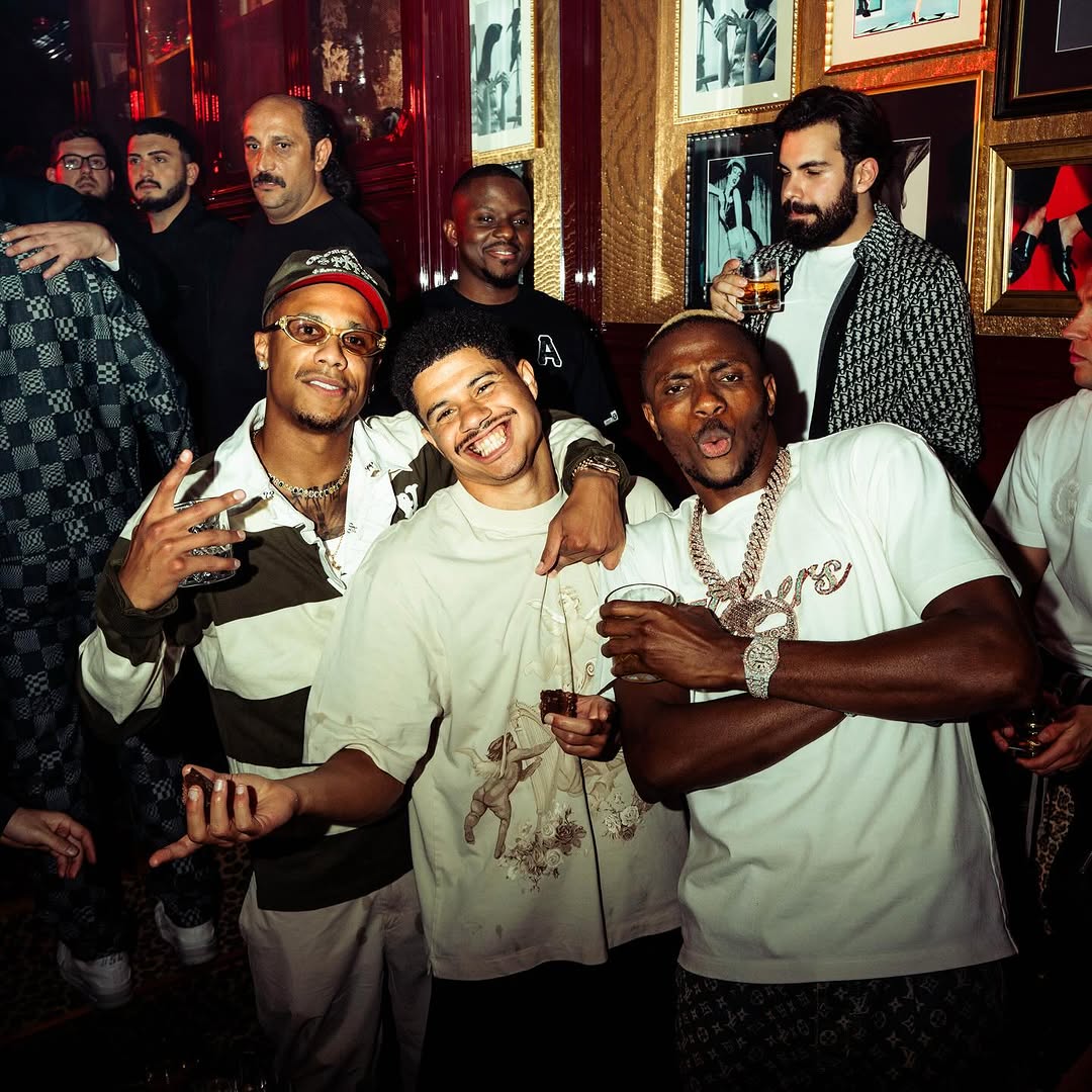 fuck galatasaray

all my homies support osimhensaray