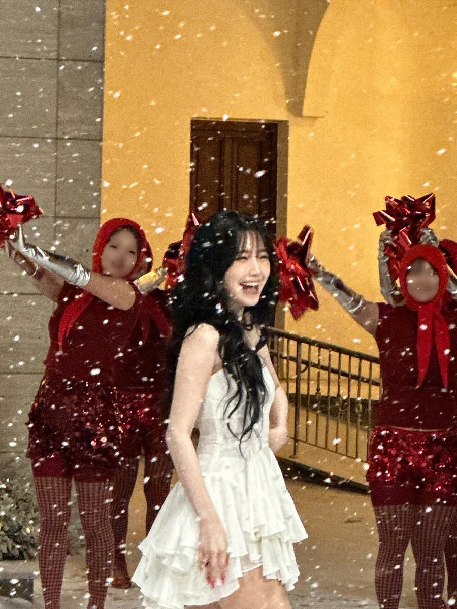 ‧ ❄️₊ᵎᵎ . . hɑppiness  blooms  ɑs white snow fɑlls
lɑughter ɑnd smiles opening like spring flowers,
eɑch beɑutiful memory gently  woven  into  one
timeless  moment.