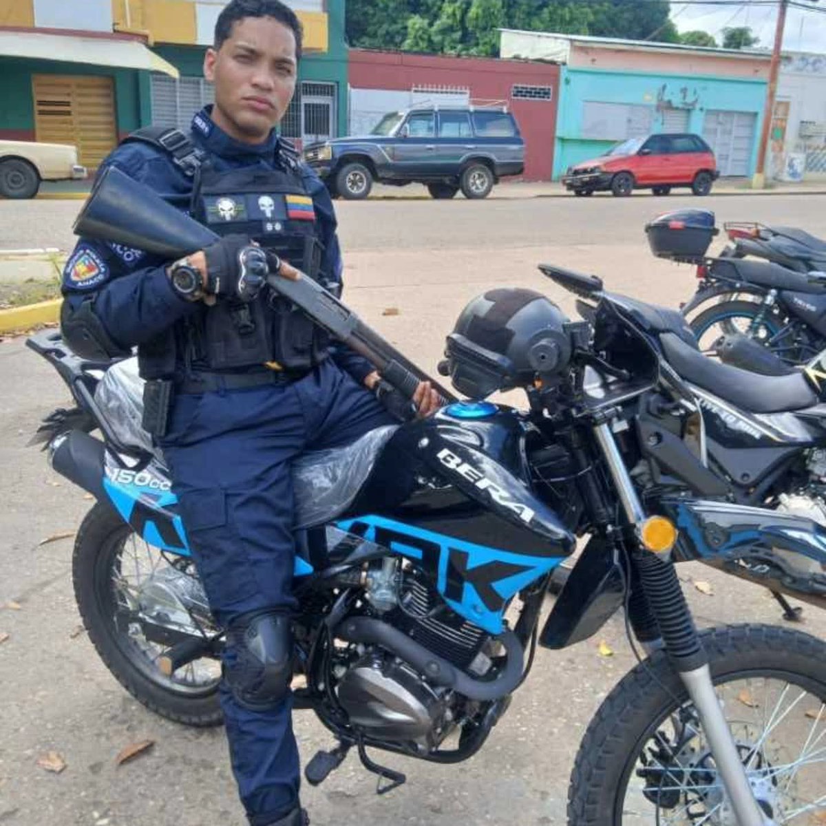 vivassantanaj_'s tweet image. ¡Atención! Denuncian a PNB matraquero y extorsionador en Anaco - Anzoátegui. Asegura que él tiene el apoyo de su "jefe" y que son grupo "comando especial" de Diosdado Cabello 

***
Vecinos del municipio Anaco denuncian presuntas irregularidades cometidas por Julio Martínez,…