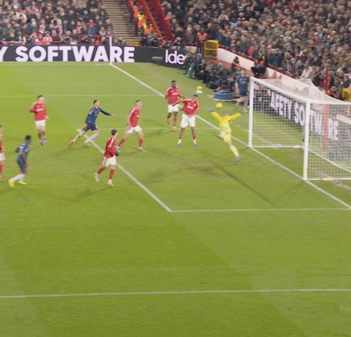 PLforIndia's tweet image. Sels with a sensational diving save to deny Saka 😲😲

#NFOARS | @NFFC