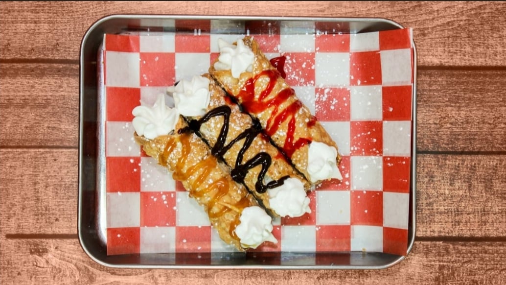 strongspizza's tweet image. Indulge in Strong's Cannoli: crisp shells filled with chocolate chip cannoli cream, crowned with your choice of raspberry, chocolate, or caramel sauce and a dollop of whipped cream. Pure dessert bliss! 🍰✨ #CannoliLove #DessertDelight #PizzaAndPastry