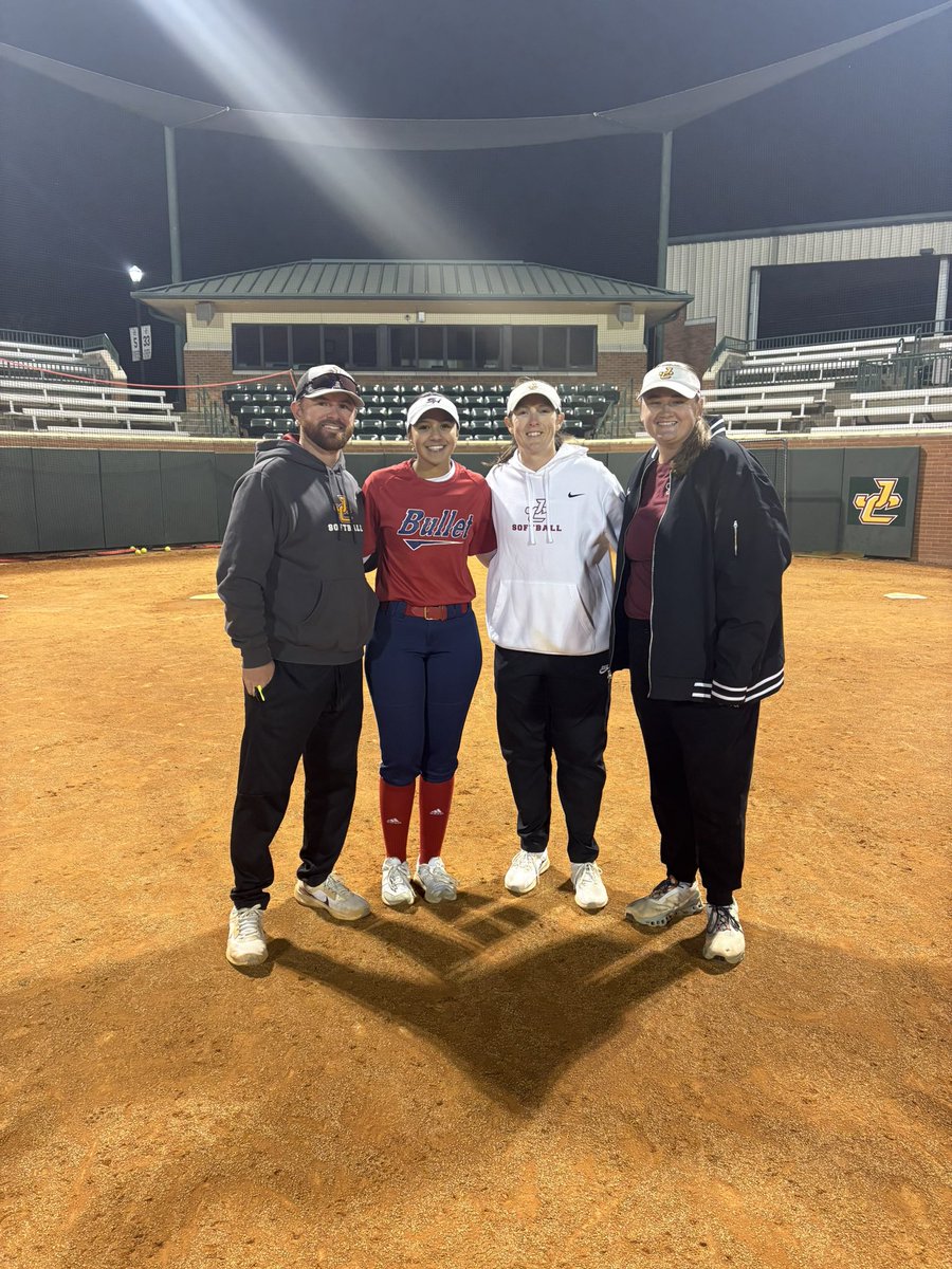 AddisonEllis02's tweet image. It was cold but worth it! Thank you, @JC_BobcatsSB , for an educating experience. Great working with the coaches @JC_CoachTDEW, @ParkerConrad73, @fiala19 and the players as well.
