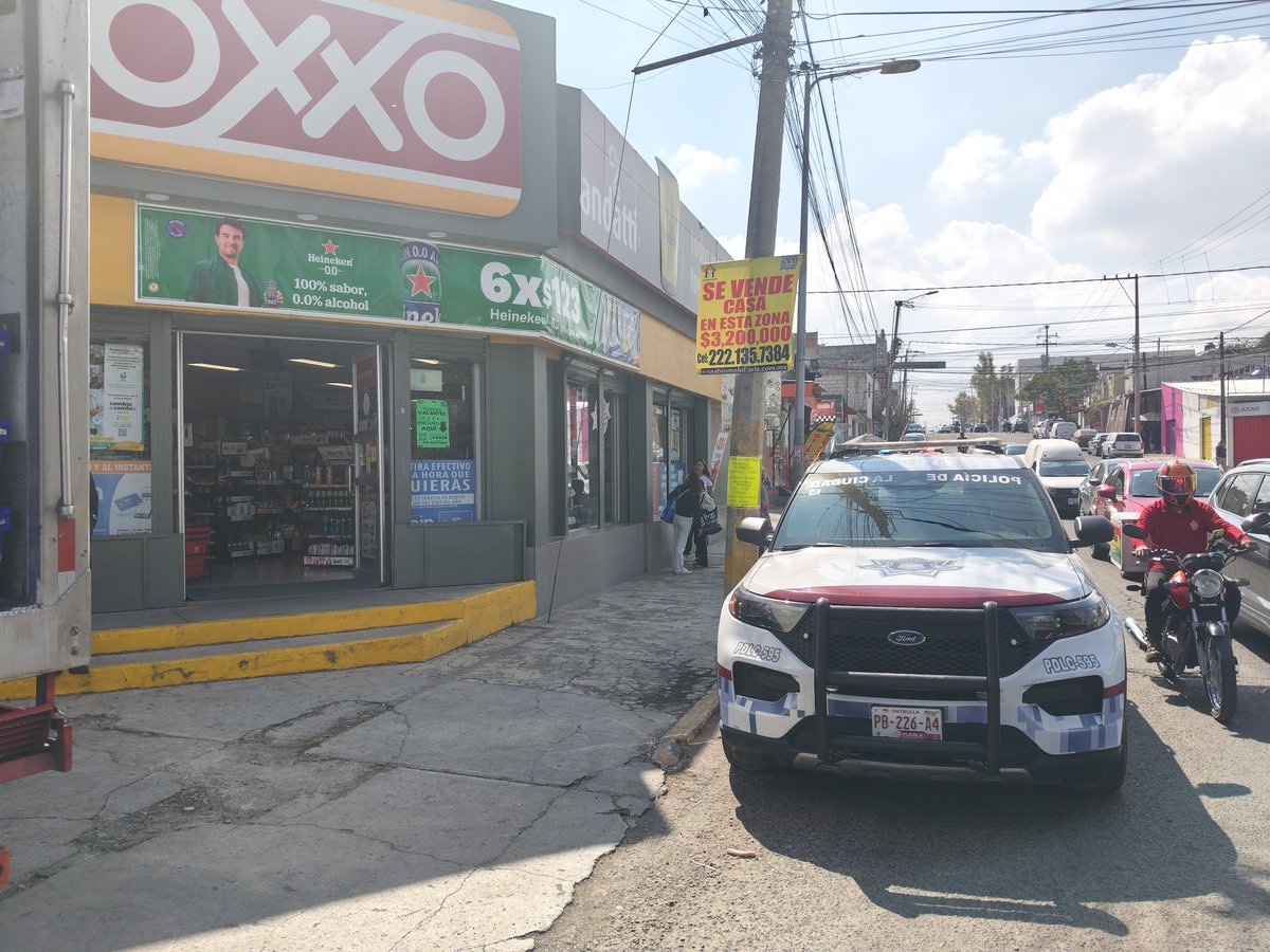 En este momento puedo confirmar que fueron asegurados dos sujetos con armas de fuego y un vehículo Versa blanco sin matrícula. Asaltaron dos tiendas de conveniencia una de ellas está ubicada en avenida nacional y margaritas.