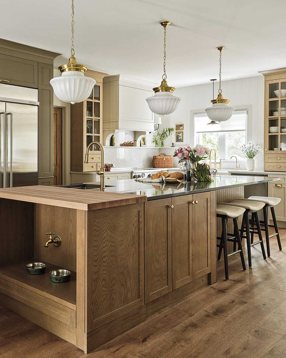 «Je me suis inspirée des cuisines champêtres anglaises [pour créer cette cuisine farmhouse]. Les boutons, les poignées et les loquets proviennent donc tous du Royaume-Uni, et nous avons choisi des luminaires au look vintage.» - Sonya Kinkade
bit.ly/3Nqd8jl

<a href="/jvlphoto/">Justin Van Leeuwen</a>