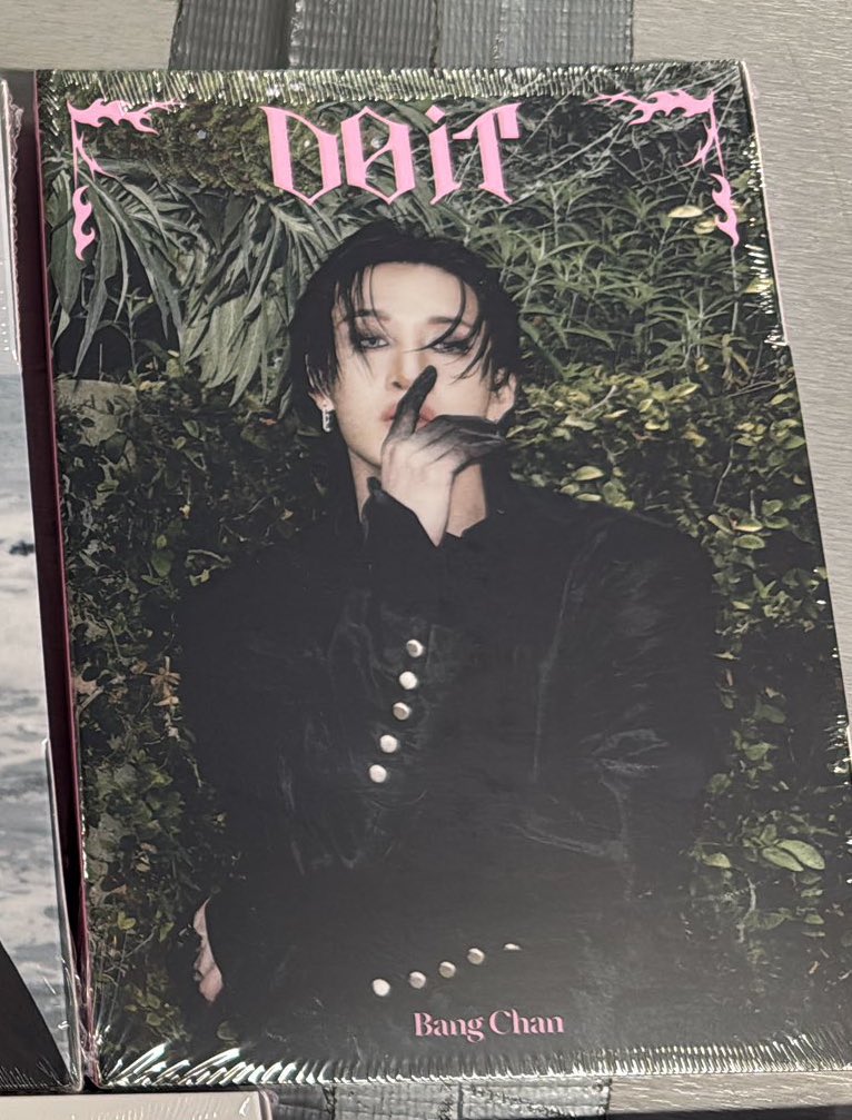 Ayen_2_You's tweet photo. 🎁3RACHA GIVEAWAY🎁

In Honour of 3Racha’s anniversary I’m doing another giveaway!! 

🏆WINNER WILL RECEIVE:   
1⃣ - 3RACHA DO IT SEALED ACCORDION ALBUMS

⏰ENDS: January 25  

🗒️TO ENTER:  
✅MUST BE FOLLOWING (can unfollow after)  
✅LIKE & RT

3RACHA LOCKED AND LOADED
#9YEARS_3MINDS_1LEGACY 
#3RACHA_9주년_축하해 
@Stray_Kids