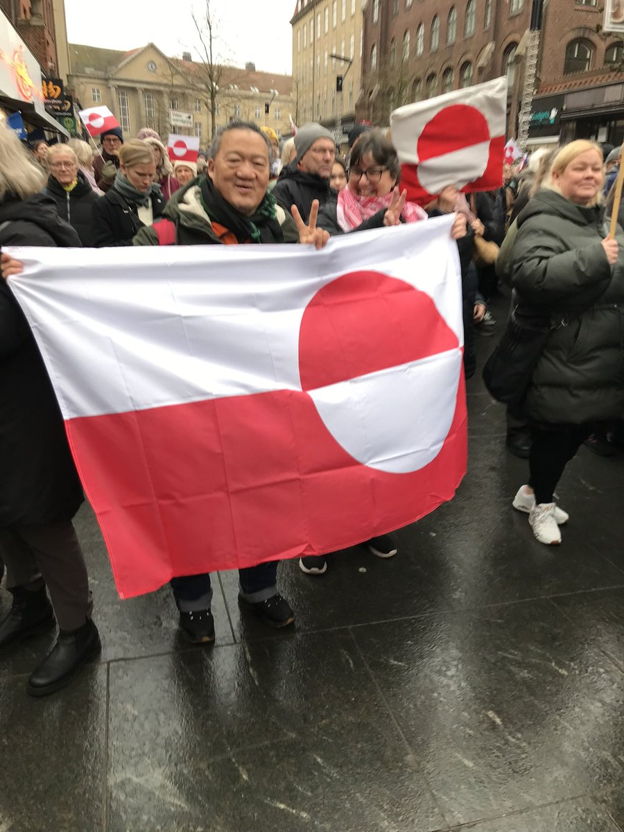 JuulMona's tweet image. Nu vil Trump ramme Danmark og alle, der hjælper os, med højere told.

Først skal der 10 % på, så 25 % hvis vi ikke makker ret. Suk. 

Han kender vist ikke os danskere særligt godt.

For dét der kommer ikke til at virke.

Og Grønland og Danmark står sammen 🇬🇱🇩🇰

Jeg var med til at…