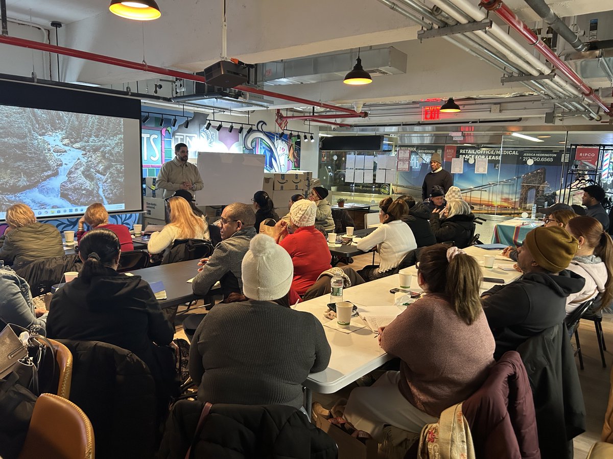 🇺🇸📚 Mucho entusiasmo en nuestro programa de ciudadanía

Residentes permanentes elegibles dieron inicio a las clases de inglés, un paso clave en su camino hacia la ciudadanía de los Estados Unidos.

Hoy, 24 estudiantes participaron en la primera clase y orientación del año,