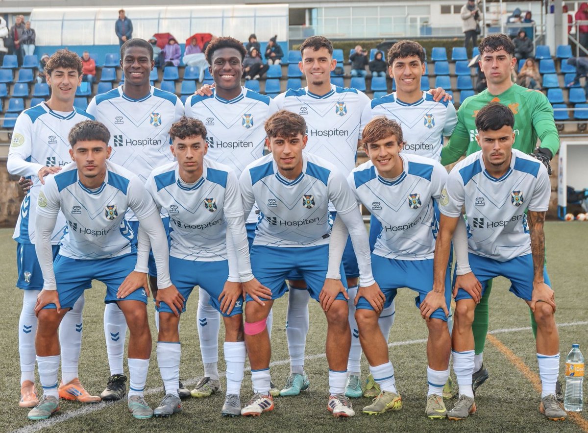 TERCERA FEDERACIÓN 🇮🇨.

<a href="/CdtCantera/">CanteraCDT 🏴󠁧󠁢󠁳󠁣󠁴󠁿</a> Tenerife C nuevo líder en solitario con 38 puntos -3 sobre el <a href="/AtleticoPaso/">Club Deportivo Atlético Paso</a> que recibe , mañana a la <a href="/UDTamaraceite/">U.D. Tamaraceite</a>-

Los de <a href="/raycogarcia1/">Rayco García</a> suman su cuarta victoria consecutiva ante la <a href="/UD_Lanzarote/">UD Lanzarote</a> con goles de Josimar (55) y Manu Montero (63).