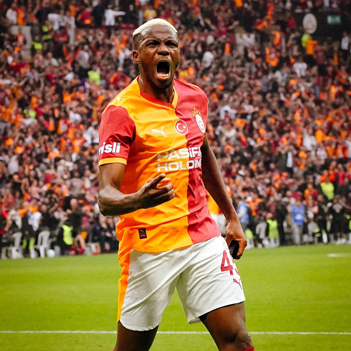 Valla Osimhen’e kızmıştım saha içinde arkadaşlarına bağırıp çağırıyor azarlıyor falan diye. Senden çok özür diliyorum kralım dön ve hepsinin amkk vallahi hak ediyorlar