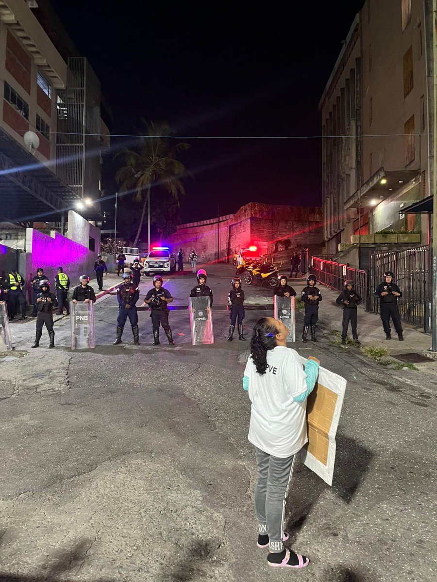 Mientras los familiares de los presos políticos se mantienen en vigilia a las afueras de la Zona 7 exigiendo las excarcelaciones prometidas, funcionarios de la PNB se acercan al lugar con un piquete antimotines.

Familias desarmadas, exigiendo libertad.

#QueSeanTodos