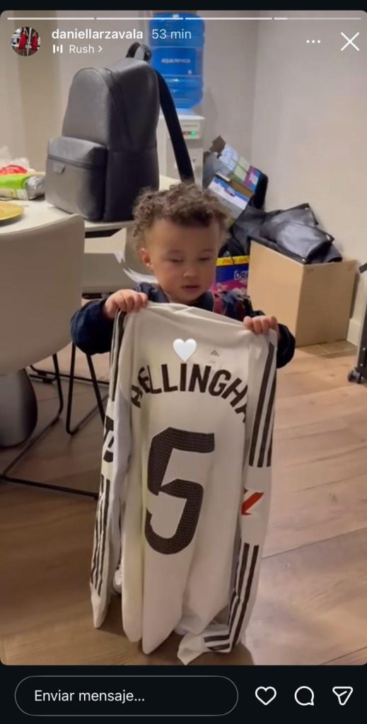 johnrodriguezhn's tweet image. 💎 La esposa de Kervin Arriaga, Daniella Zavala, presumió a su hijo con la camisa de Jude Belingham, como un recuerdo del duelo entre el Levante y el Real Madrid en el Santiago Bernabéu 👏

El inglés ha tenido ese bonito gesto, se desconoce si la entregó directamente al catracho.…