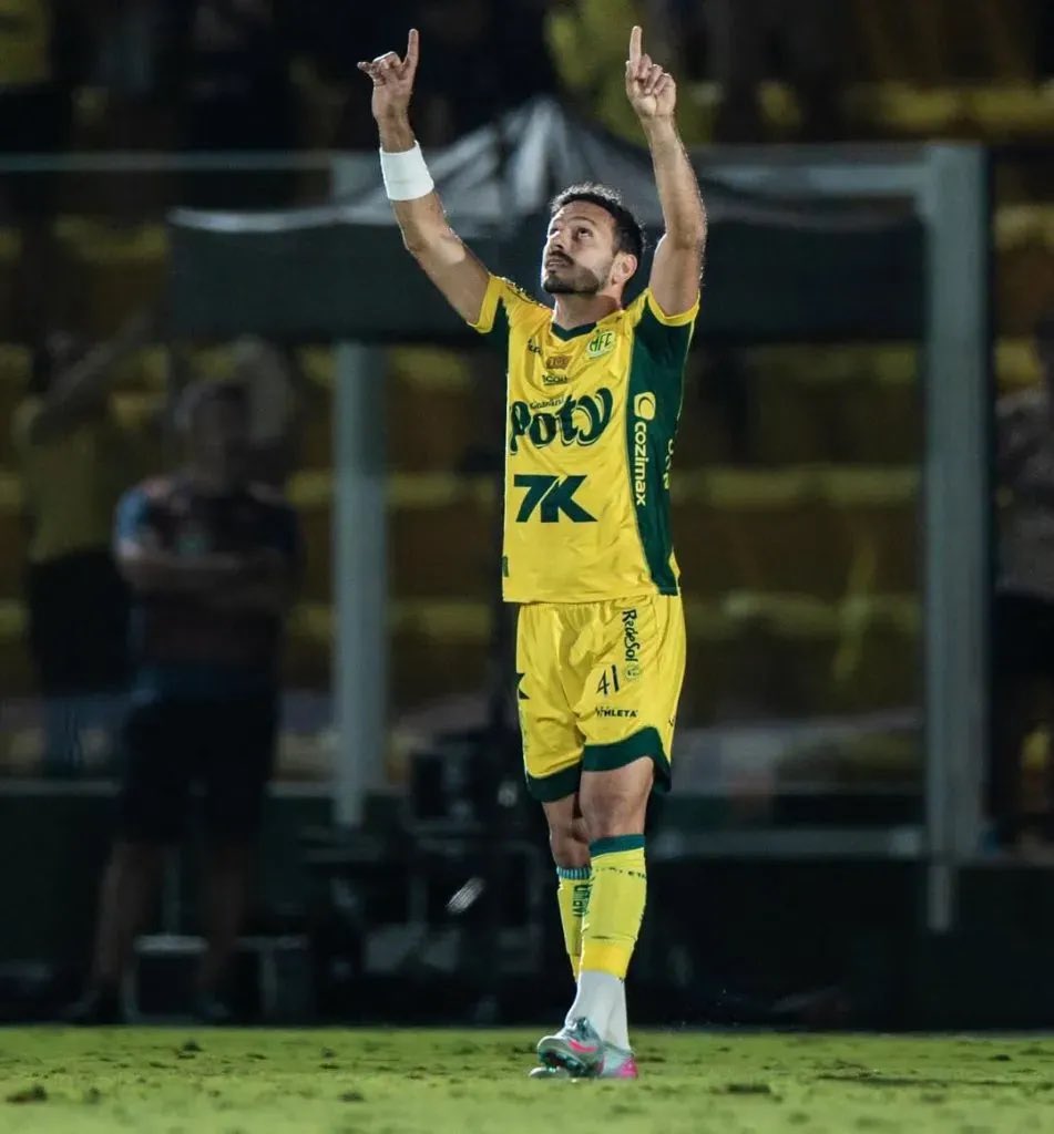 🚨 ATENÇÃO | O Sport fechou com Yago Felipe! 

Volante experiente, com passagens por Fluminense, Bahia, Goiás e também pelo Mirassol, onde foi peça importante na campanha na elite. Chega pra agregar rodagem, intensidade e opções pro meio-campo. 

Na minha opinião vem parar ser
