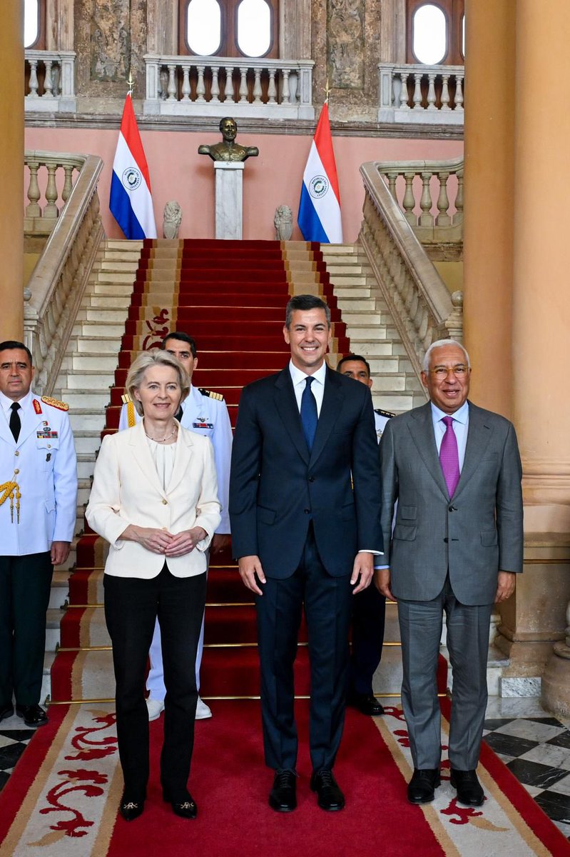 eucopresident's tweet image. Gracias por acoger la histórica ceremonia de firma del Acuerdo de Asociación UE–Mercosur en Asunción, querido @SantiagoPenaP.

Valoramos profundamente nuestra asociación con Paraguay. Seguiremos trabajando juntos por la prosperidad de nuestros pueblos.