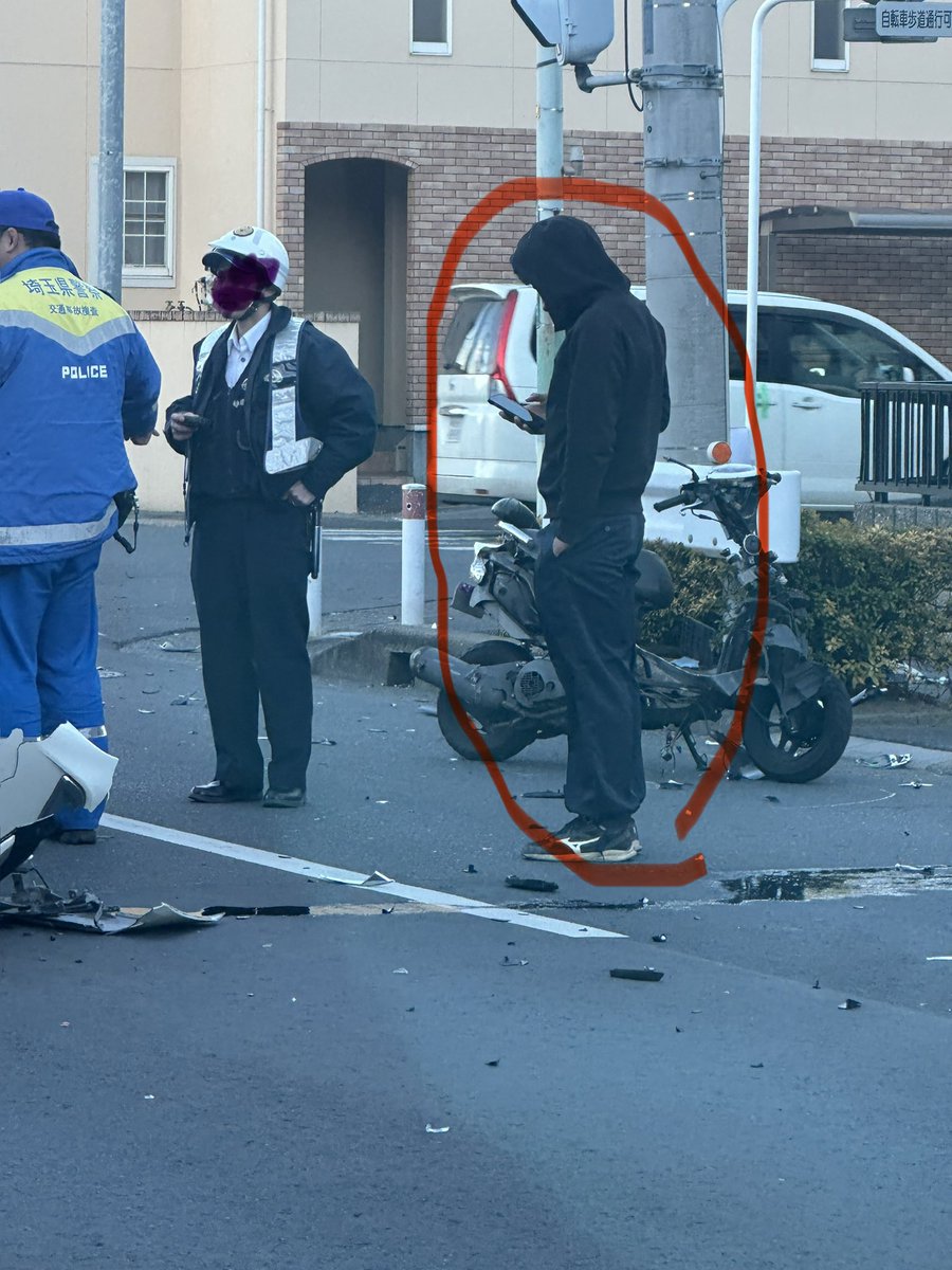 26ers_bp115's tweet image. 川口市で19歳の日本人がクルド人が運転する車に殺された。
バイクの大破具合を見れば、どれだけの衝撃だったかわかる。
フロントバンパーは外れ、フロントガラスも人の頭の形に割れている。
無免許、無保険か？また不起訴か？
日本人ばかり犠牲になる現状を何とかしろ！