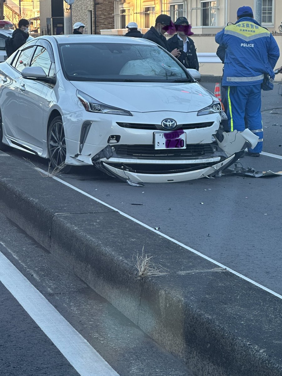 26ers_bp115's tweet image. 川口市で19歳の日本人がクルド人が運転する車に殺された。
バイクの大破具合を見れば、どれだけの衝撃だったかわかる。
フロントバンパーは外れ、フロントガラスも人の頭の形に割れている。
無免許、無保険か？また不起訴か？
日本人ばかり犠牲になる現状を何とかしろ！