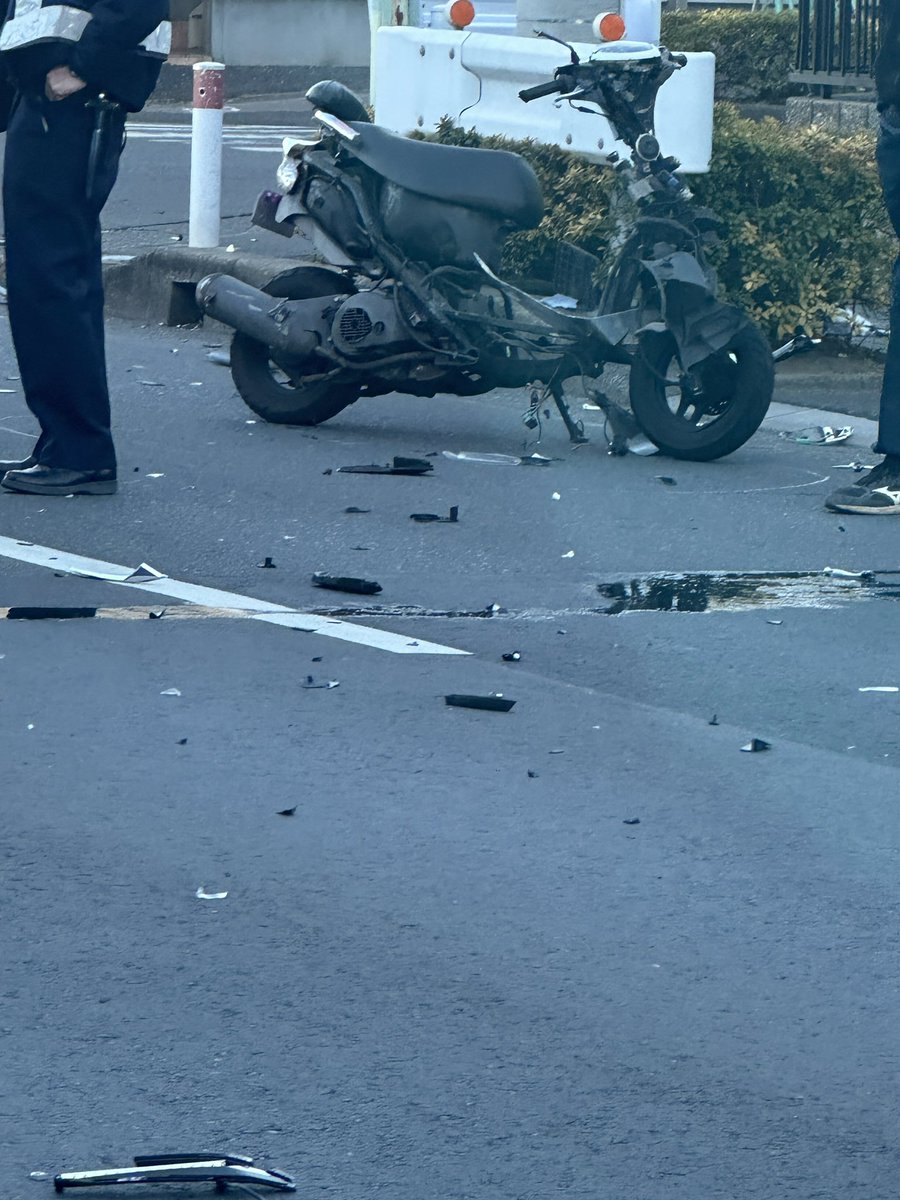 26ers_bp115's tweet image. 川口市で19歳の日本人がクルド人が運転する車に殺された。
バイクの大破具合を見れば、どれだけの衝撃だったかわかる。
フロントバンパーは外れ、フロントガラスも人の頭の形に割れている。
無免許、無保険か？また不起訴か？
日本人ばかり犠牲になる現状を何とかしろ！