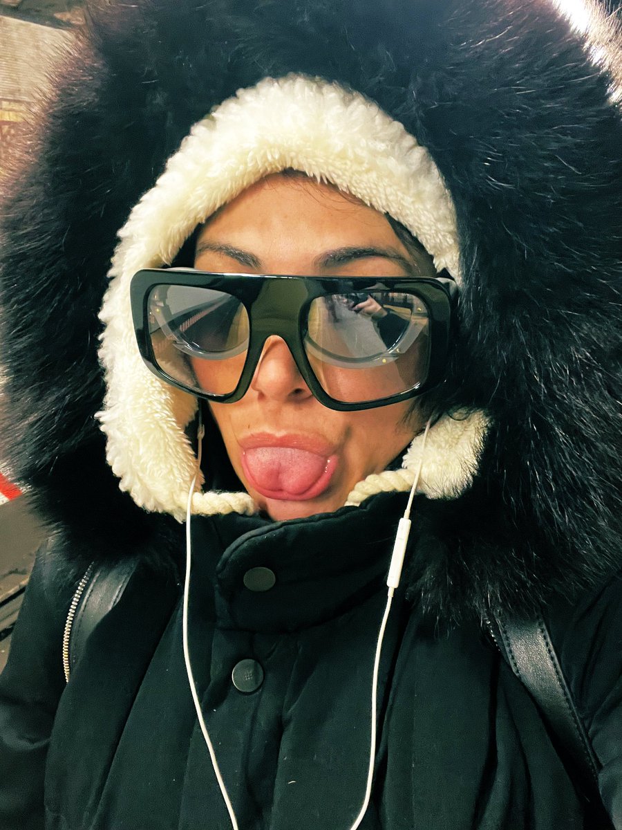 comeseemetho's tweet image. there's a man wearing shorts on the q train rn 🙃