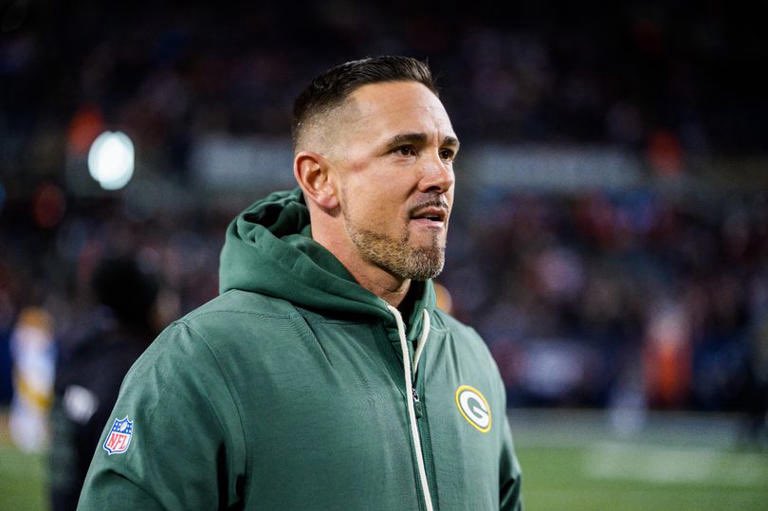 NFCNorthNewss's tweet image. 🚨🚨BREAKING: The #Packers and Head Coach Matt LaFleur have agreed to a 5-Year, 100 Million dollar contract extension despite LaFleur blowing a 20 point lead in the 4th quarter of the playoffs vs the #Bears. 

LaFleur is 5-10 vs the NFC North since 2024… 😬