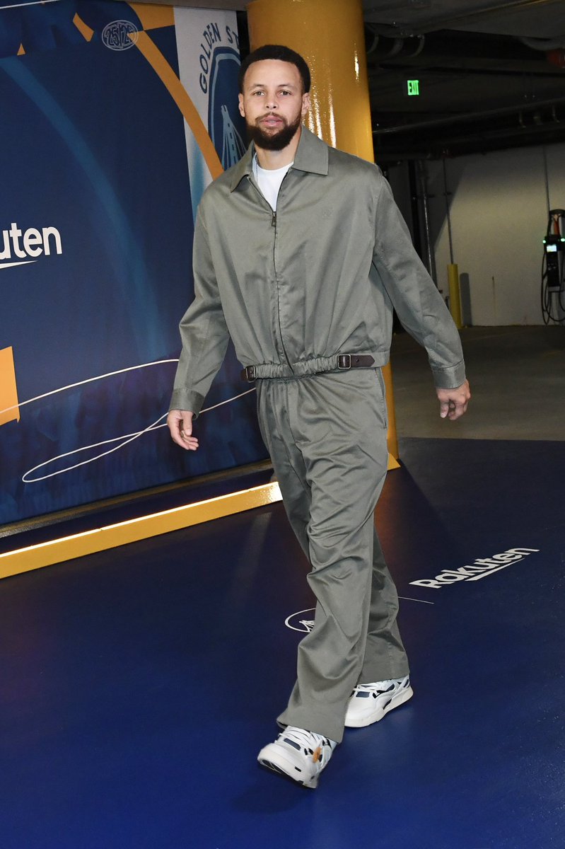 NickDePaula's tweet photo. Stephen Curry pulled up in Reebok Pumps tonight against Charlotte — a nod to his father Dell Curry’s original Reebok endorsement deal during his Hornets run.

This week, Charlotte announced plans to retire Dell’s #30 jersey. https://t.co/b2FbNiXOrC