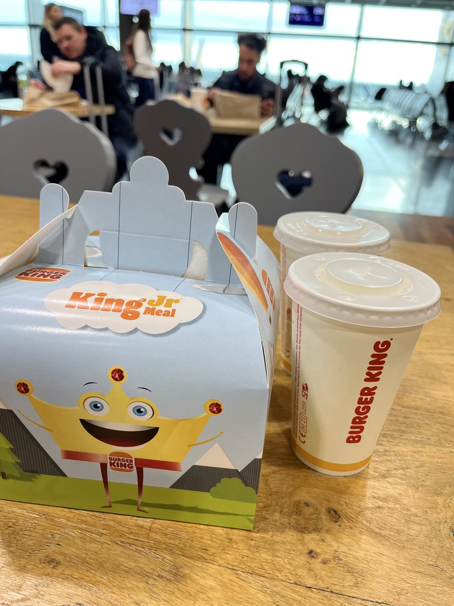 日本円に換算したらあかんのです😇 これはフランクフルト国際空港のバガキンお子さまナゲットセット(ナゲット5+ふにゃふにゃポテト)7.99ユーロ だいたいざっくり1500円な！ おまけの玩具品切れでドリンク2個になっております笑