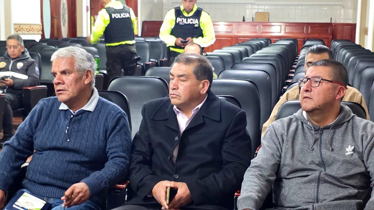 ecu911Ibarra's tweet photo. #Tulcán | En el Comando de @PoliciaEcuador #Carchi se realizó la reunión de Seguridad, presidida por @GoberCarchi. 

En esta jornada participó el Jefe Subrogante @fredyacero911, con la presencia de varias autoridades locales y provinciales. 

#LíneaÚnicaParaEmergencias 9️⃣1️⃣1️⃣. https://t.co/q1OmuVIOLc