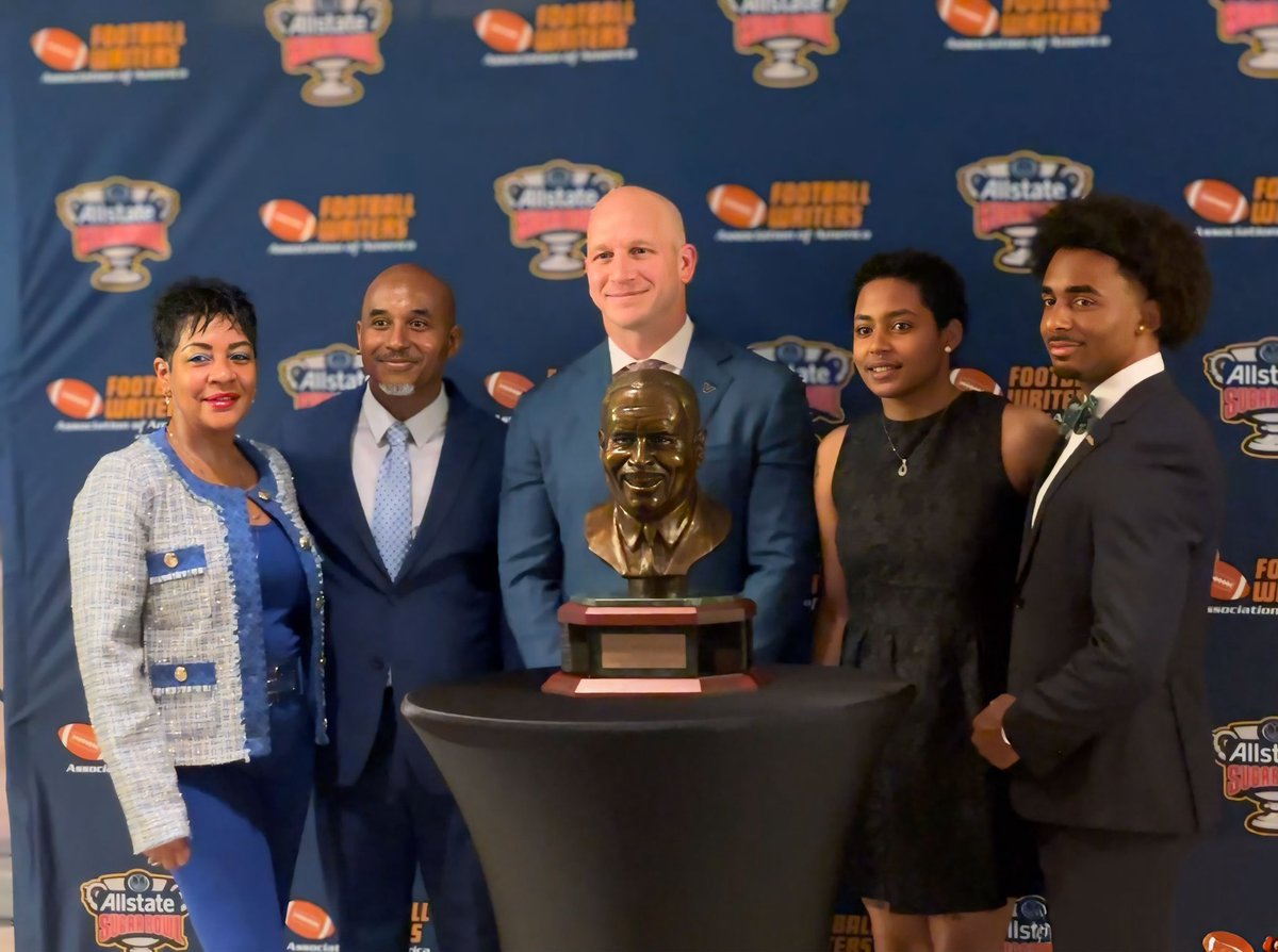NFFNetwork's tweet image. Congratulations to @VandyFootball’s @Coach_Lea on being named @TheFWAA Eddie Robinson Coach of the Year! Thank you to the Robinson family for a wonderful moment.