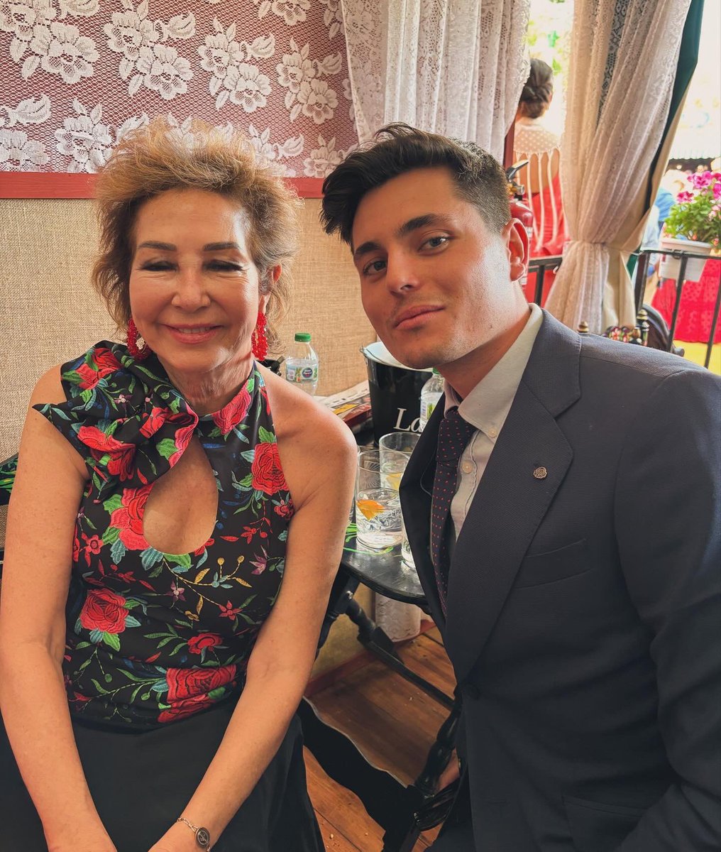 Estos fascistas q han profanado la tumba d las Trece Rosas, llevan años acosando a mujeres, interrumpiendo ruedas d prensa, agrediendo a manifestantes…
Pueden hacerlo con total impunidad porque tienen el apoyo de los poderosos.
¿Quién protege los escuadristas?

#NoEstasSolaSarah