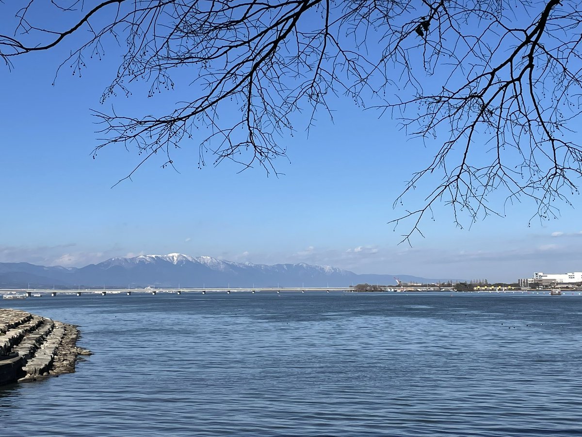 shigalyman's tweet photo. 昨日のブラタモリ
琵琶湖特集、面白かったあ〜

比良山の断層が琵琶湖の位置や大きさに影響しているとは〜‼️

白鬚神社の⛩️を琵琶湖側から見た御神体⛰️
とか。

では今日もそんな琵琶湖岸を
ランニング🏃しよう

＃イマソラ
＃琵琶湖
＃自我なんてない https://t.co/xpUJYA5QZg